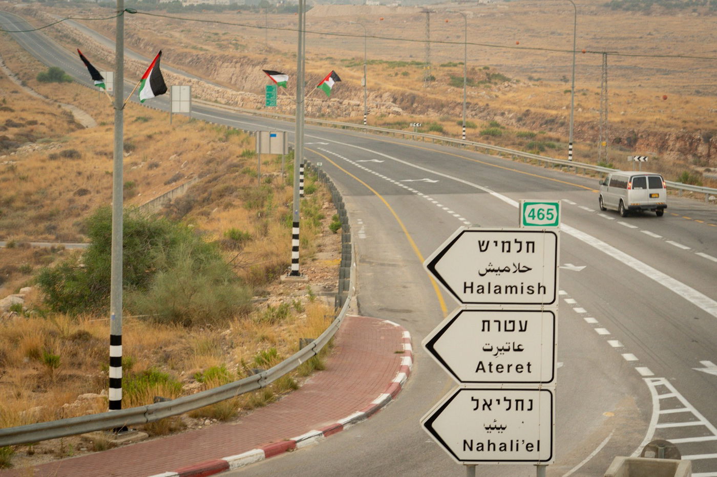 נחשף: מי תלה את דגלי הרש"פ בכל יהודה ושומרון