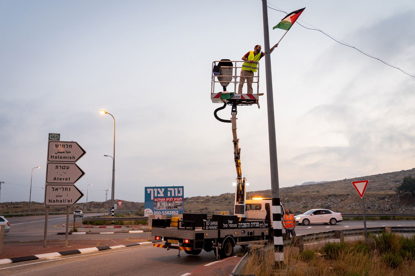 נחשף: מי תלה את דגלי הרש"פ בכל יהודה ושומרון