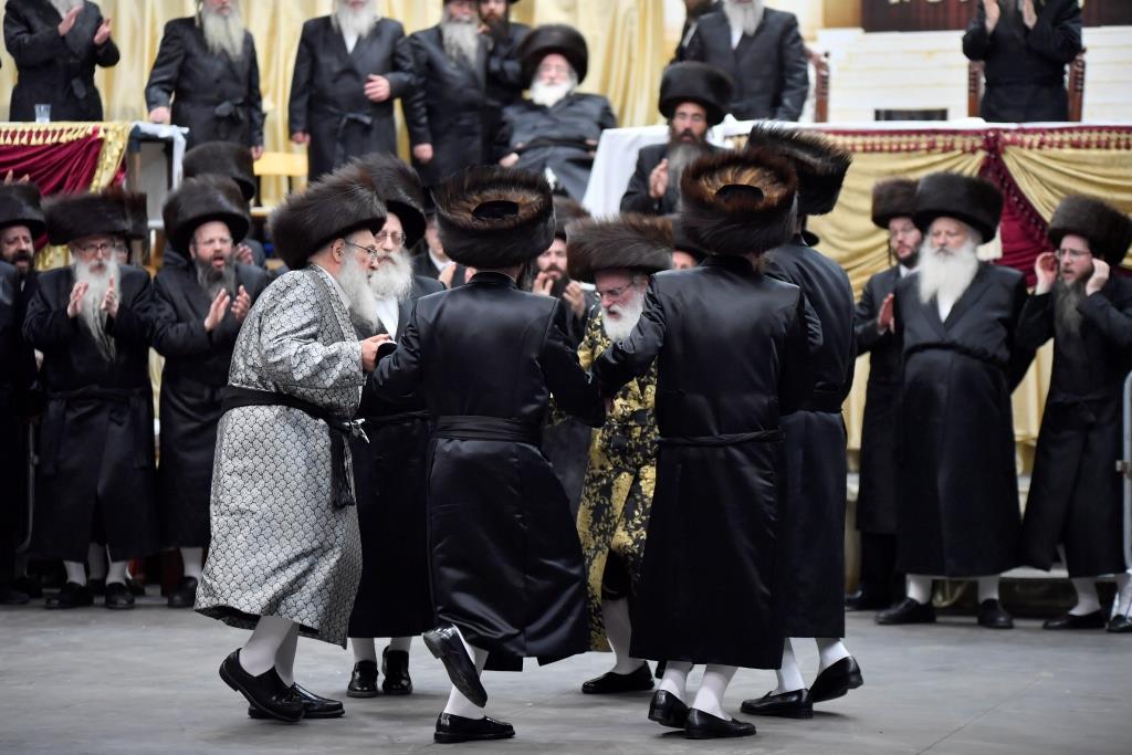 החתן והכלה רקדו ב"מצווה טאנץ"  •  תיעוד