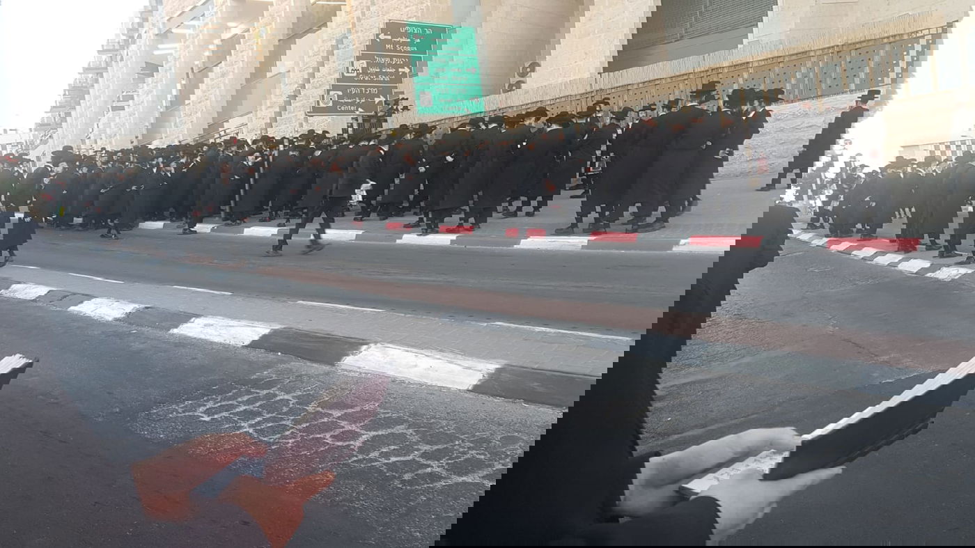 חסידי 'גור' הפגינו ליד בית העסקן שהוחרם
