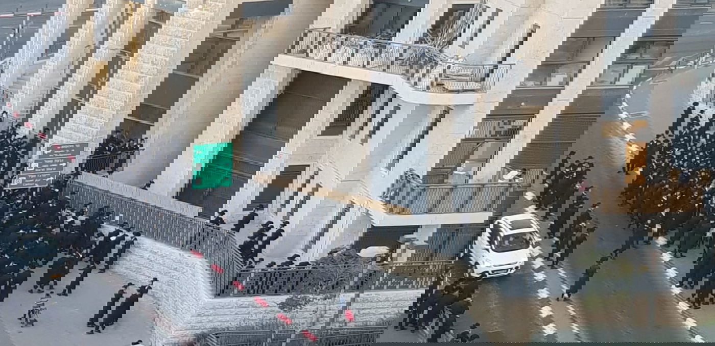 חסידי 'גור' הפגינו ליד בית העסקן שהוחרם