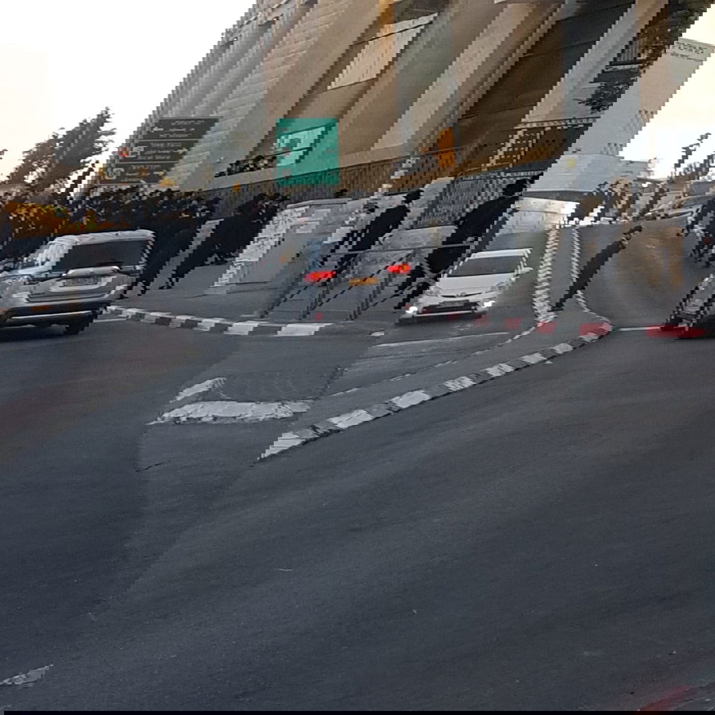 חסידי 'גור' הפגינו ליד בית העסקן שהוחרם