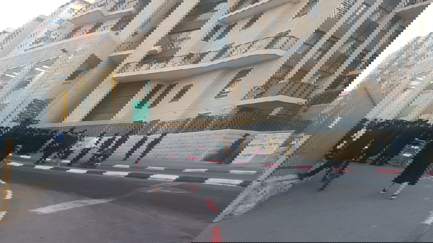 חסידי 'גור' הפגינו ליד בית העסקן שהוחרם