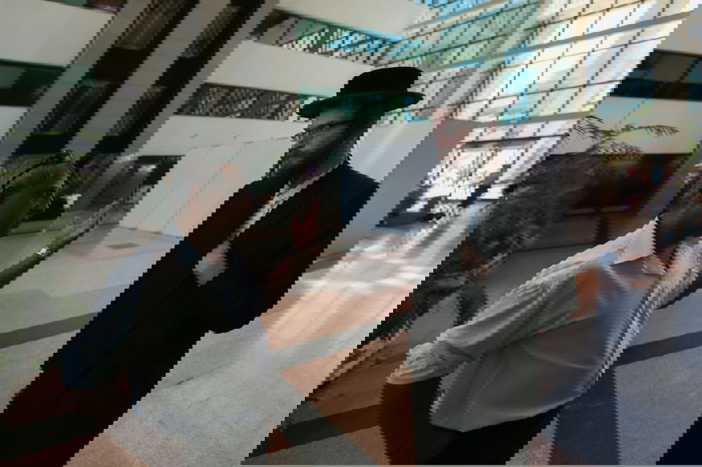 האברך עם עו"ד פוליטי