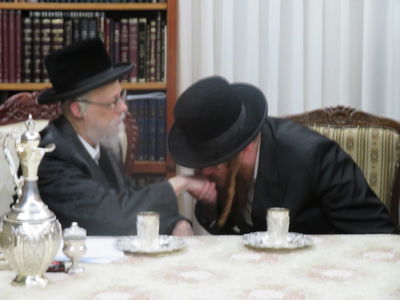 האדמו"ר מקאליב מנשק את ידי האדמו"ר מסערט ויז'ניץ