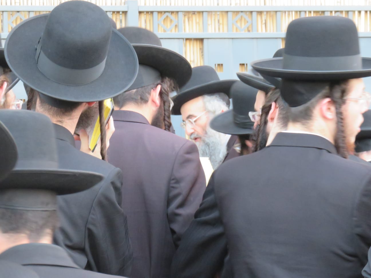 ללא אלימות? מאות מפגינים בסדרת מחאות נגד העסקן