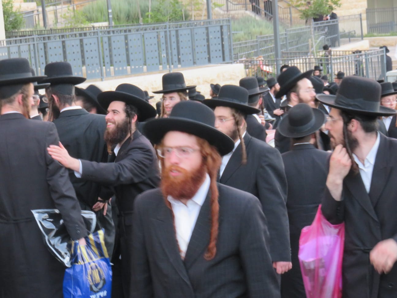 ללא אלימות? מאות מפגינים בסדרת מחאות נגד העסקן