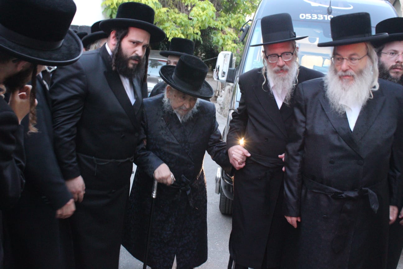 האדמו"ר מצאנז גריבוב במסע לקברי צדיקים