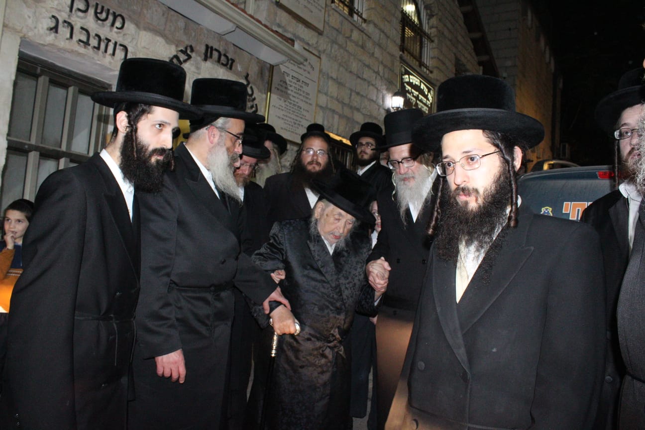 האדמו"ר מצאנז גריבוב במסע לקברי צדיקים