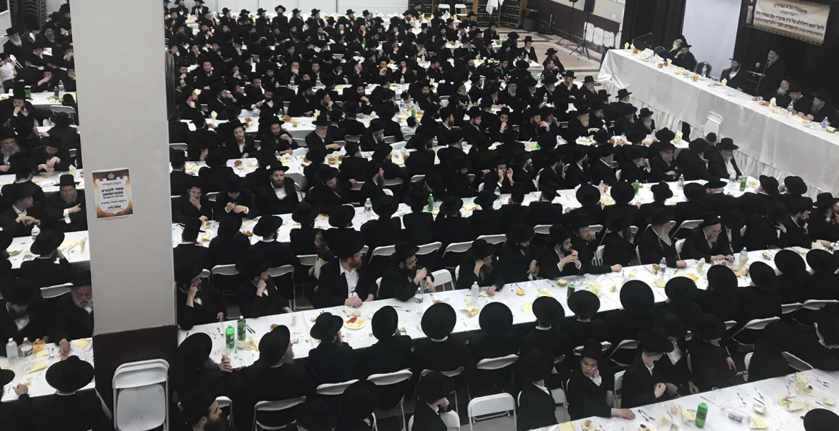 חסידי גור בארה"ב בסעודת הילולת ה'לב שמחה'