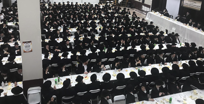 חסידי גור בארה"ב בסעודת הילולת ה'לב שמחה'