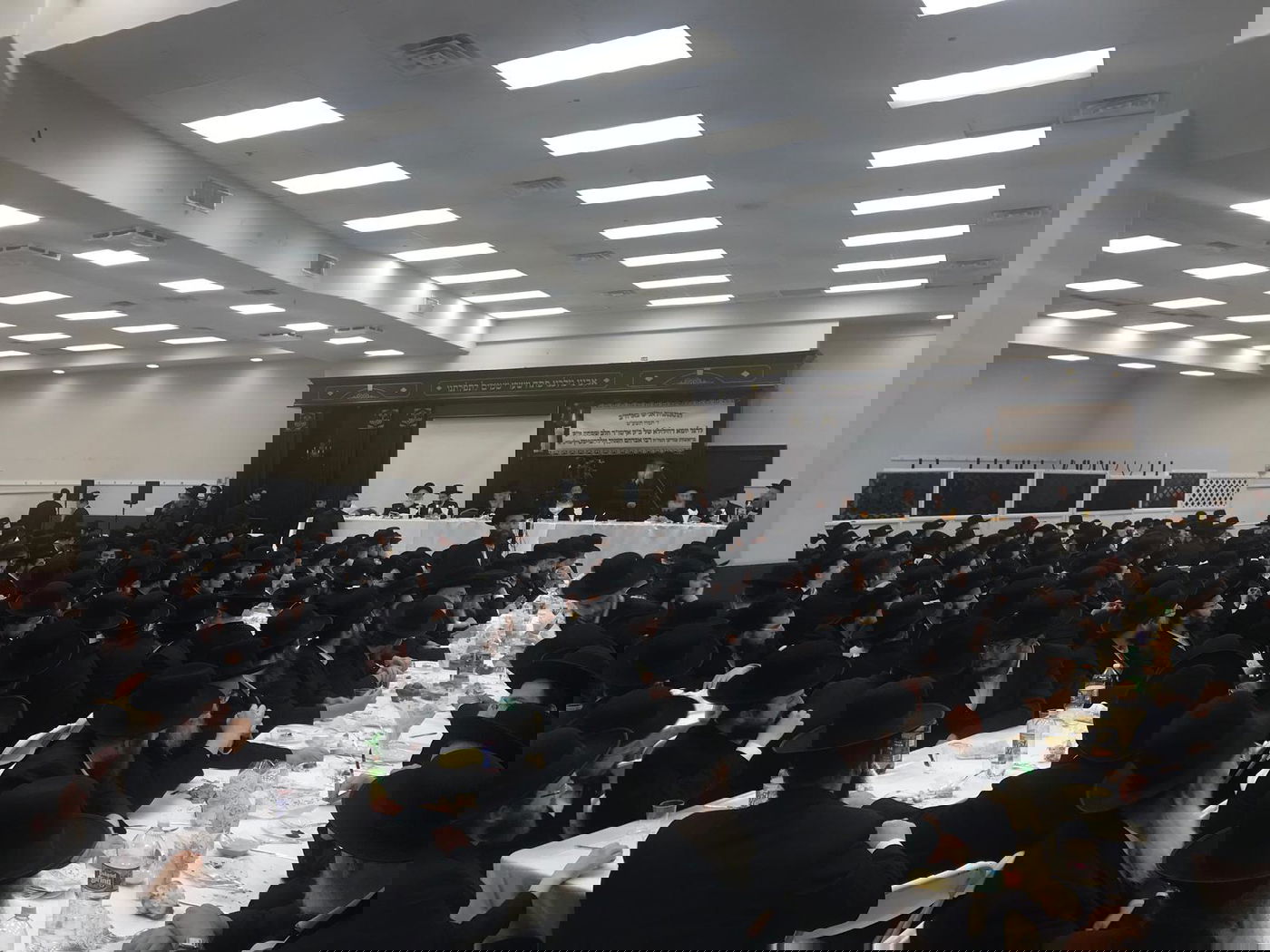 חסידי גור בארה"ב בסעודת הילולת ה'לב שמחה'