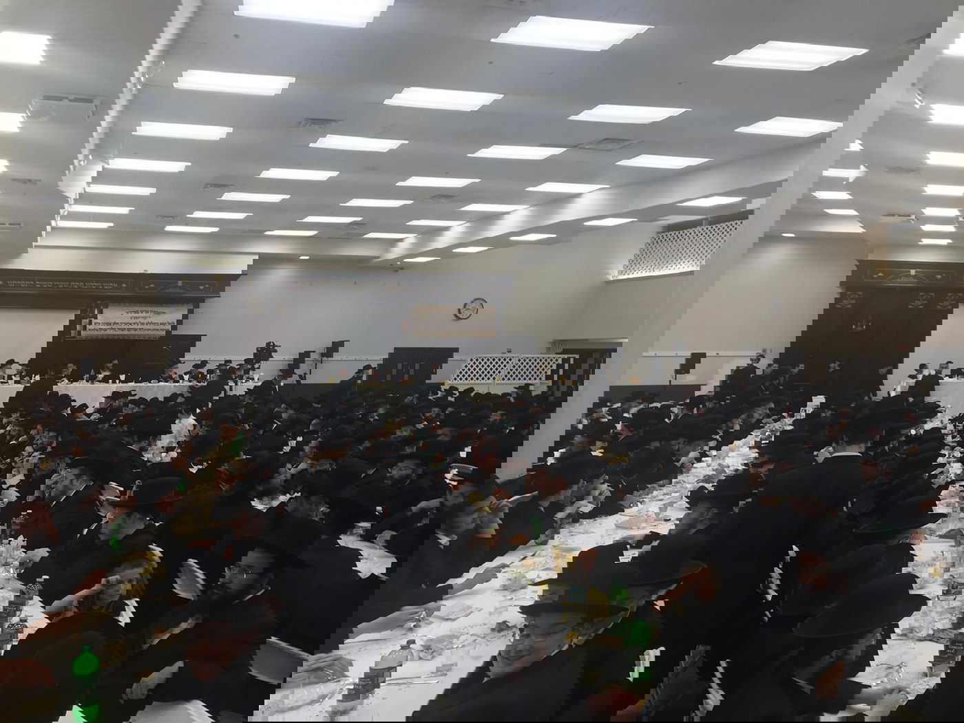 חסידי גור בארה"ב בסעודת הילולת ה'לב שמחה'