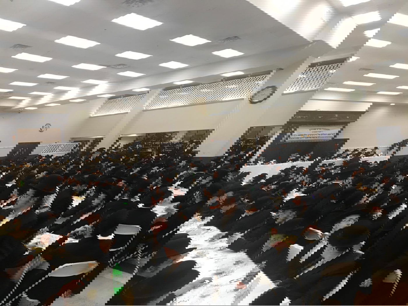 חסידי גור בארה"ב בסעודת הילולת ה'לב שמחה'