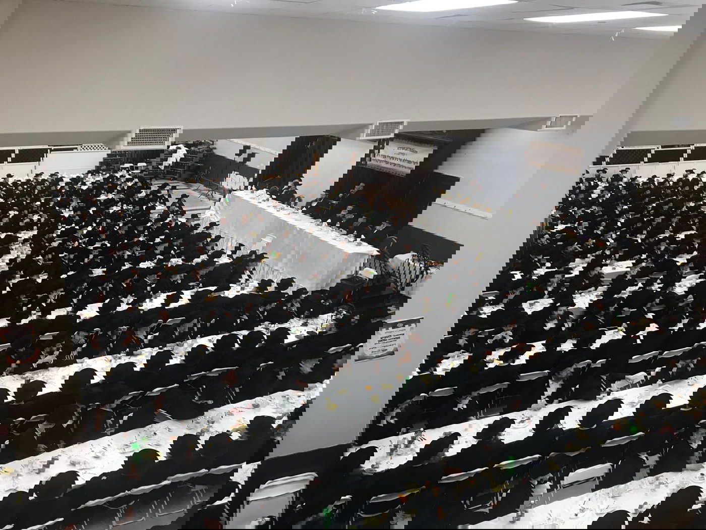 חסידי גור בארה"ב בסעודת הילולת ה'לב שמחה'