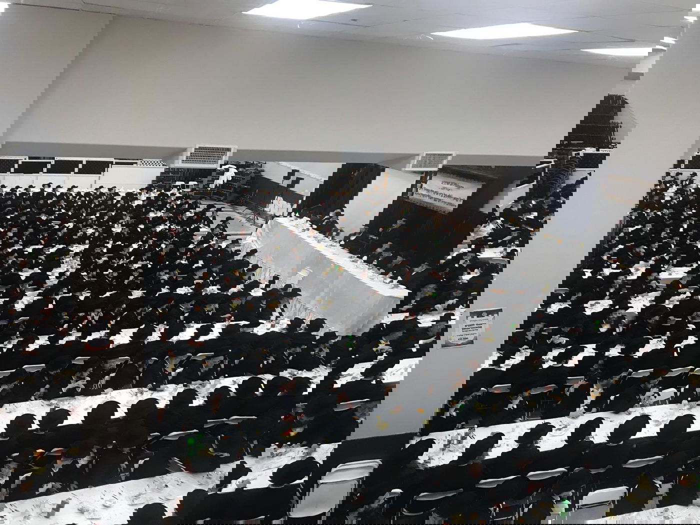 חסידי גור בארה"ב בסעודת הילולת ה'לב שמחה'