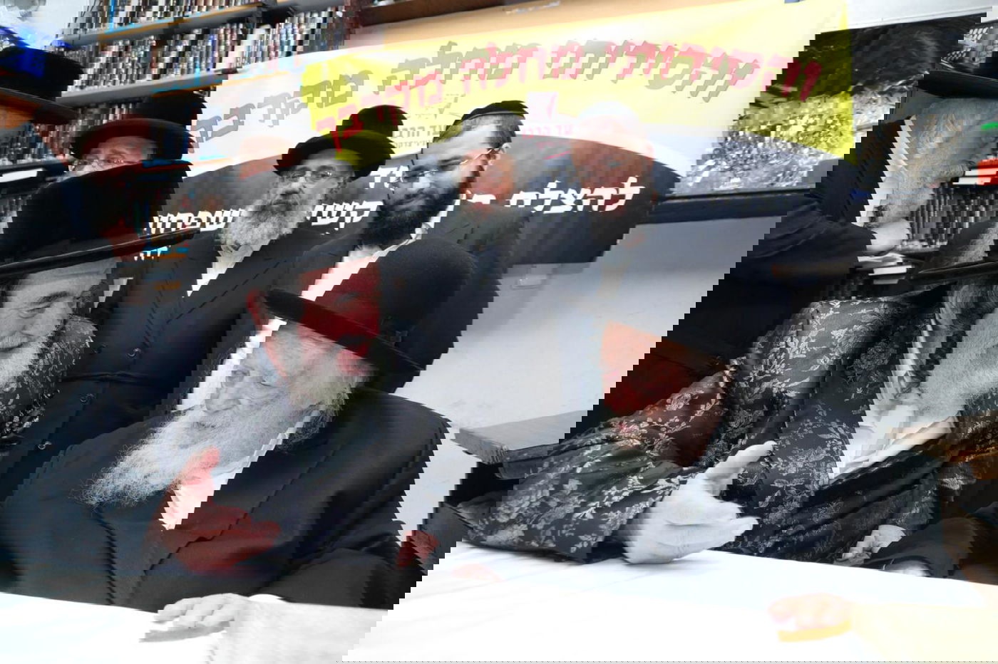 למרות חולשתו: מרן הגר"ח קם בפני האדמו"ר מויז'ניץ