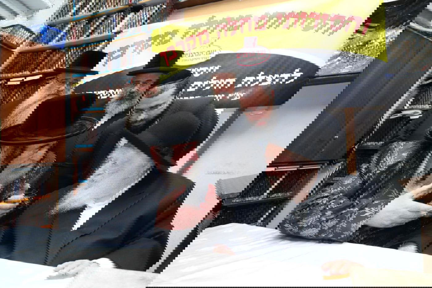 למרות חולשתו: מרן הגר"ח קם בפני האדמו"ר מויז'ניץ