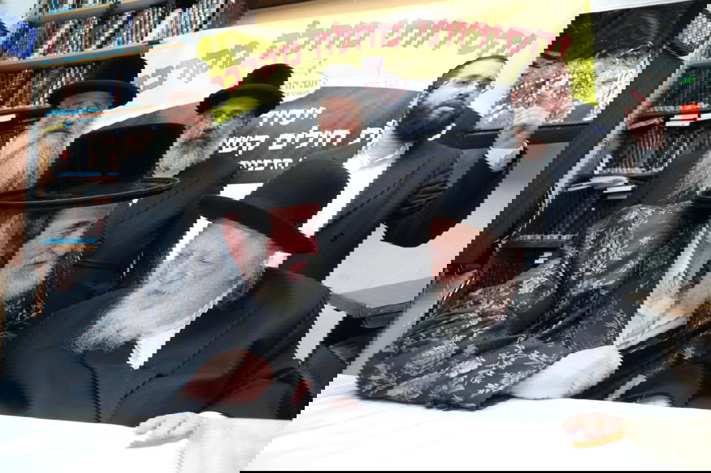 למרות חולשתו: מרן הגר"ח קם בפני האדמו"ר מויז'ניץ