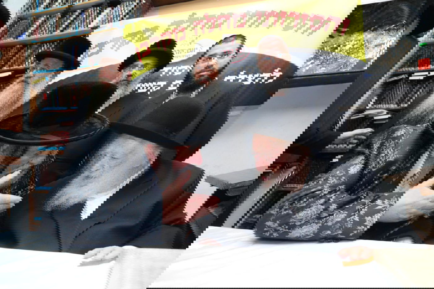 למרות חולשתו: מרן הגר"ח קם בפני האדמו"ר מויז'ניץ