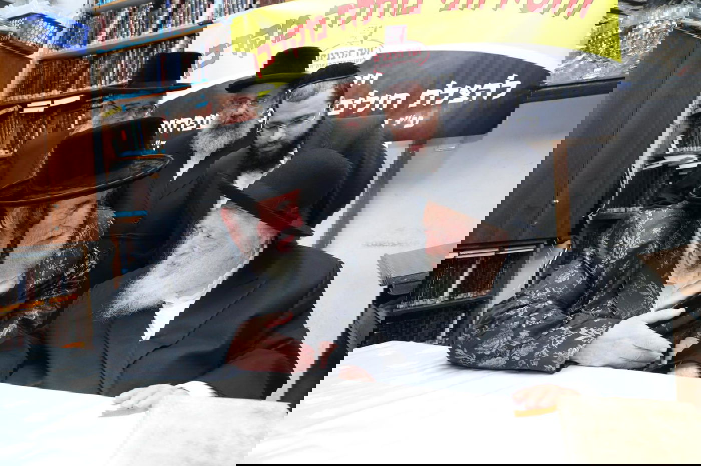 למרות חולשתו: מרן הגר"ח קם בפני האדמו"ר מויז'ניץ