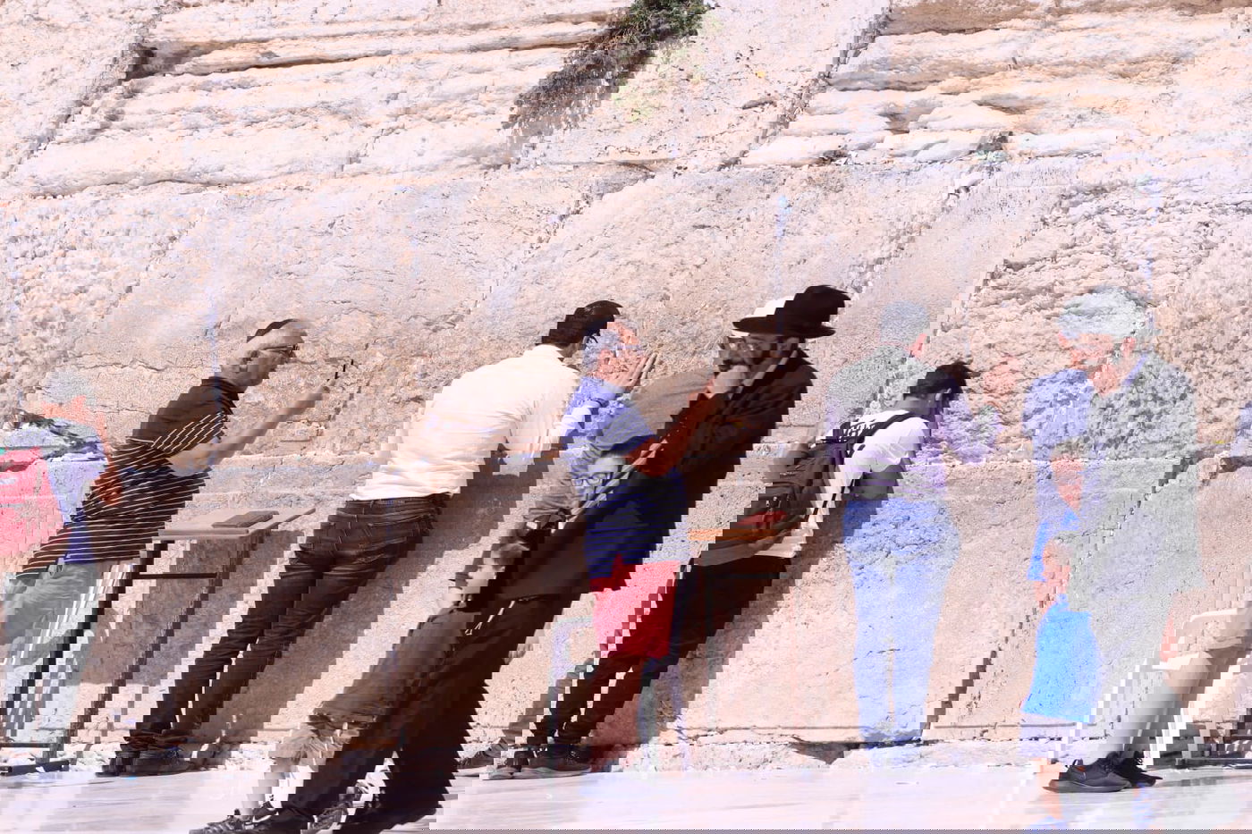 לתעד את המתעדים: התיירים שמצטלמים בכותל • צפו