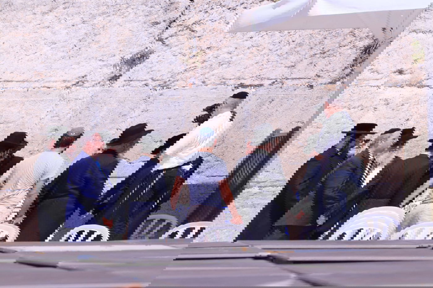 לתעד את המתעדים: התיירים שמצטלמים בכותל • צפו