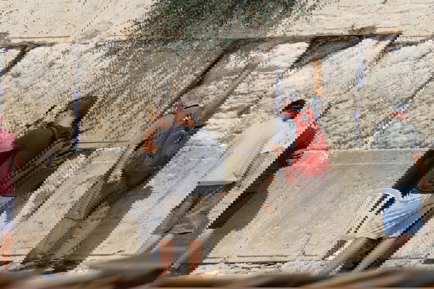 לתעד את המתעדים: התיירים שמצטלמים בכותל • צפו