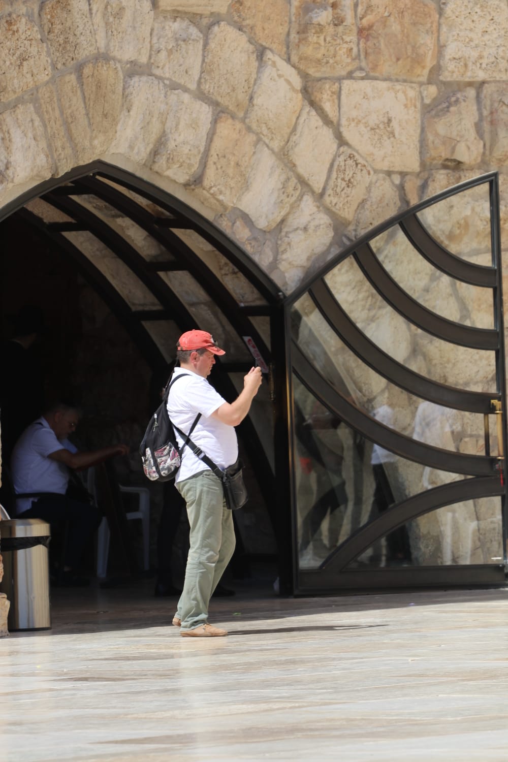 לתעד את המתעדים: התיירים שמצטלמים בכותל • צפו
