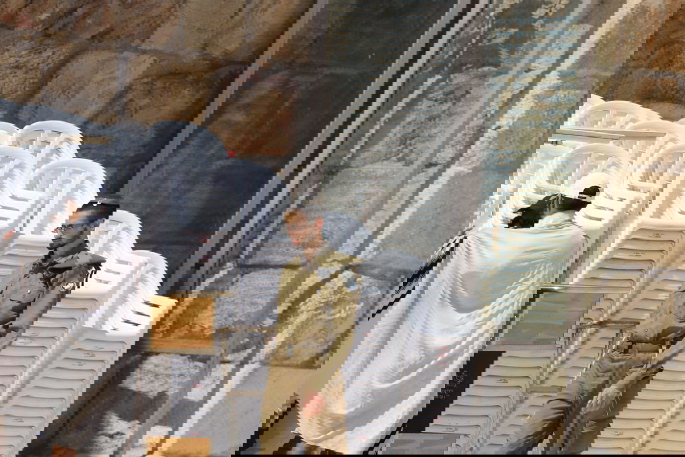 לתעד את המתעדים: התיירים שמצטלמים בכותל • צפו