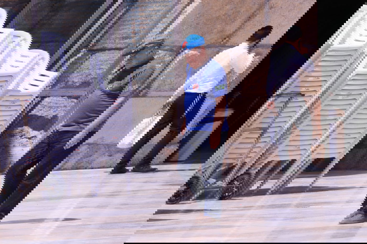 לתעד את המתעדים: התיירים שמצטלמים בכותל • צפו