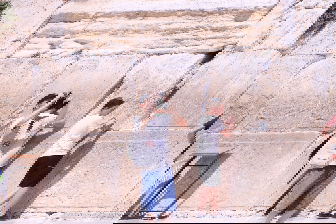 לתעד את המתעדים: התיירים שמצטלמים בכותל • צפו