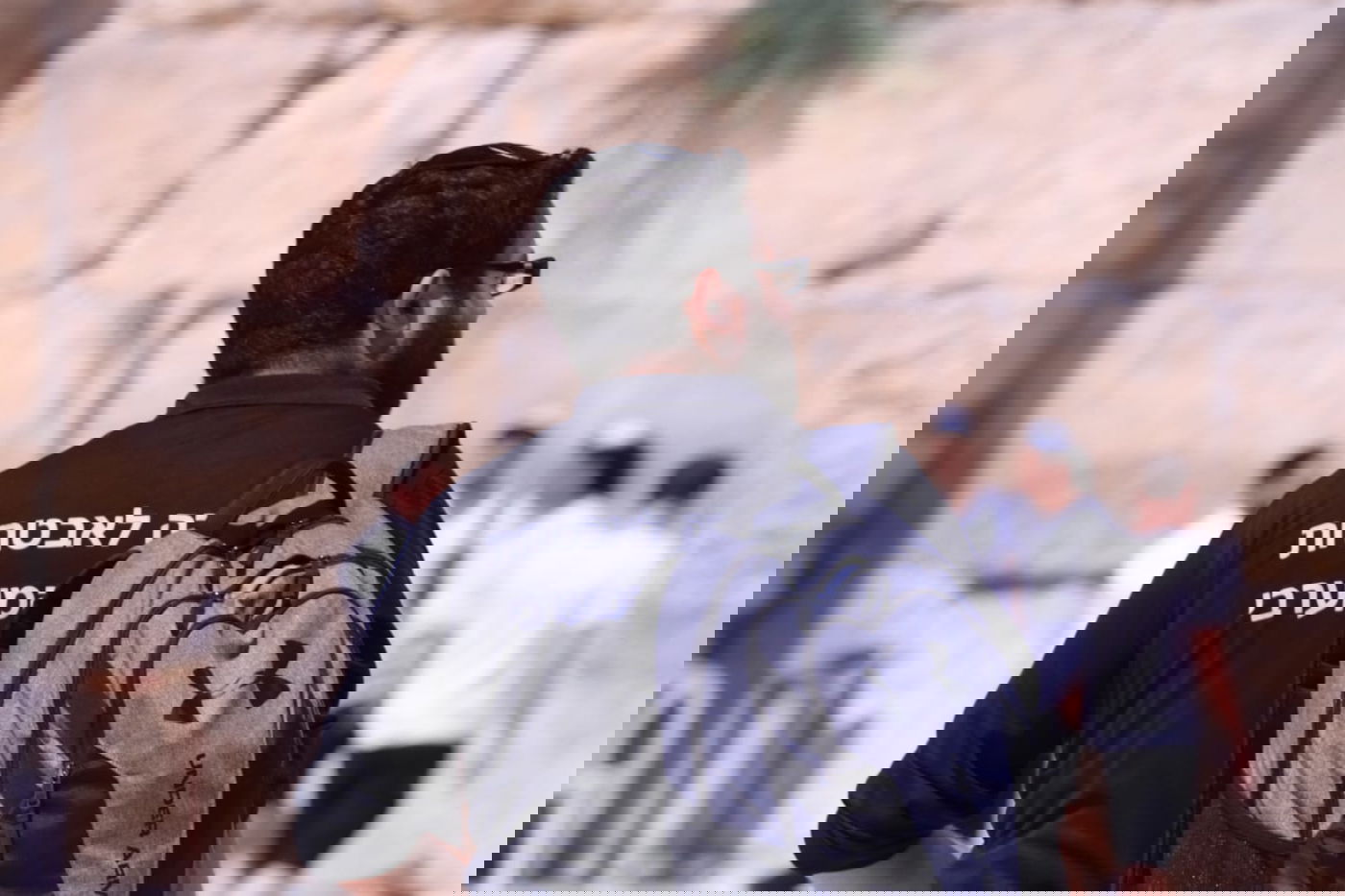 לתעד את המתעדים: התיירים שמצטלמים בכותל • צפו