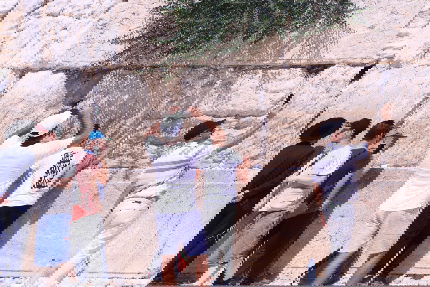 לתעד את המתעדים: התיירים שמצטלמים בכותל • צפו