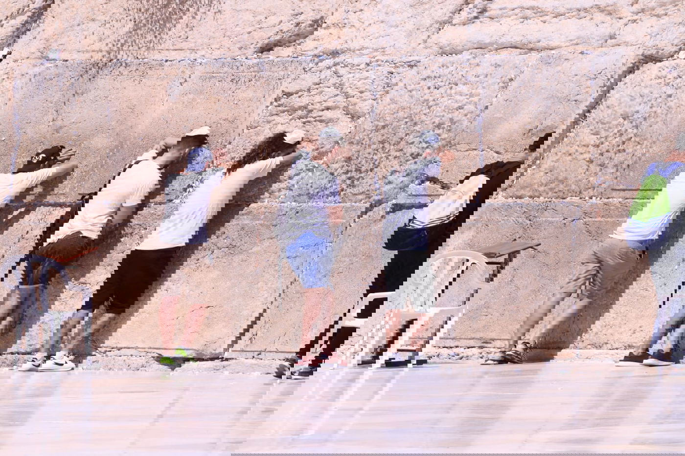 לתעד את המתעדים: התיירים שמצטלמים בכותל • צפו