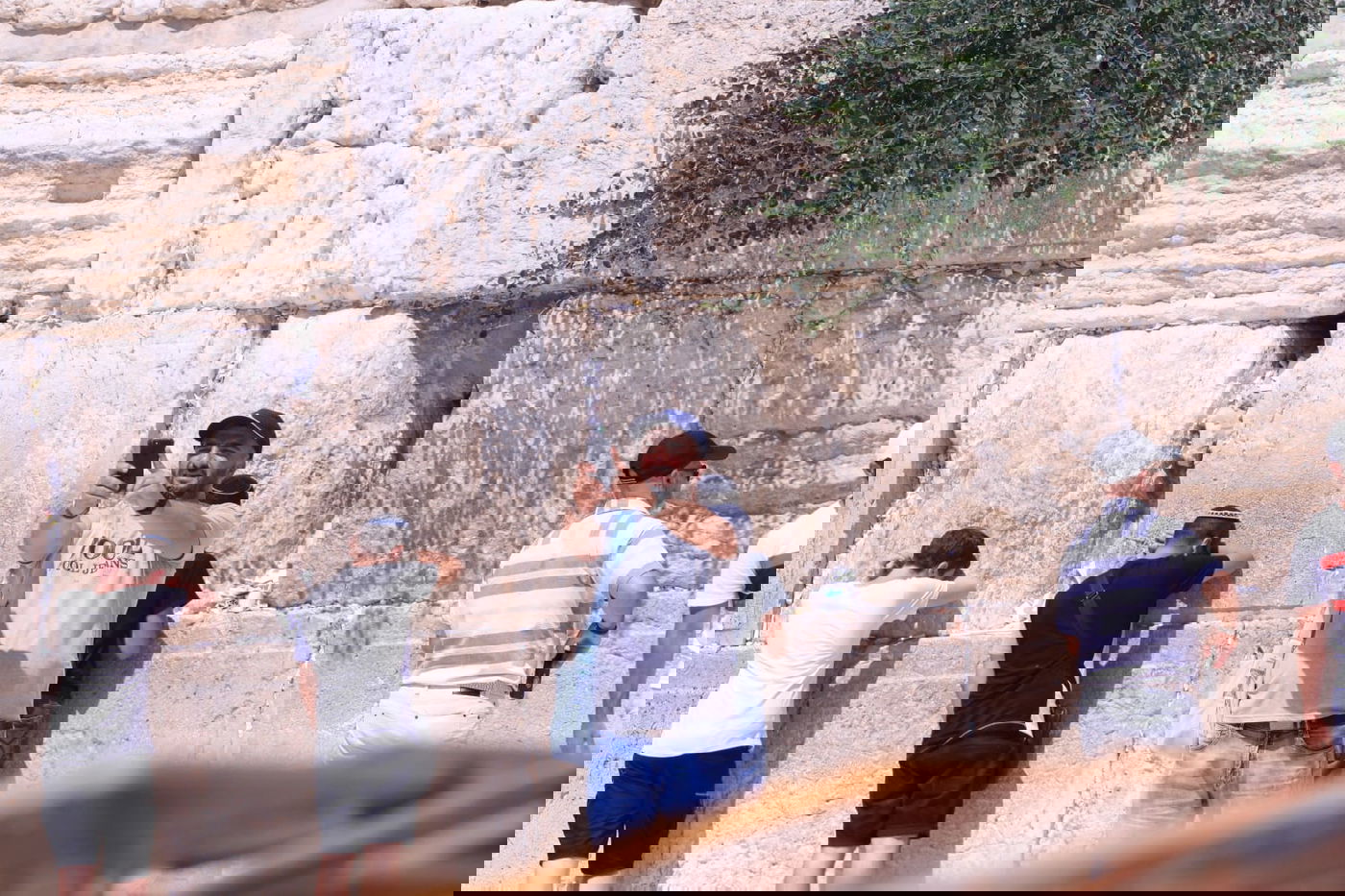 לתעד את המתעדים: התיירים שמצטלמים בכותל • צפו