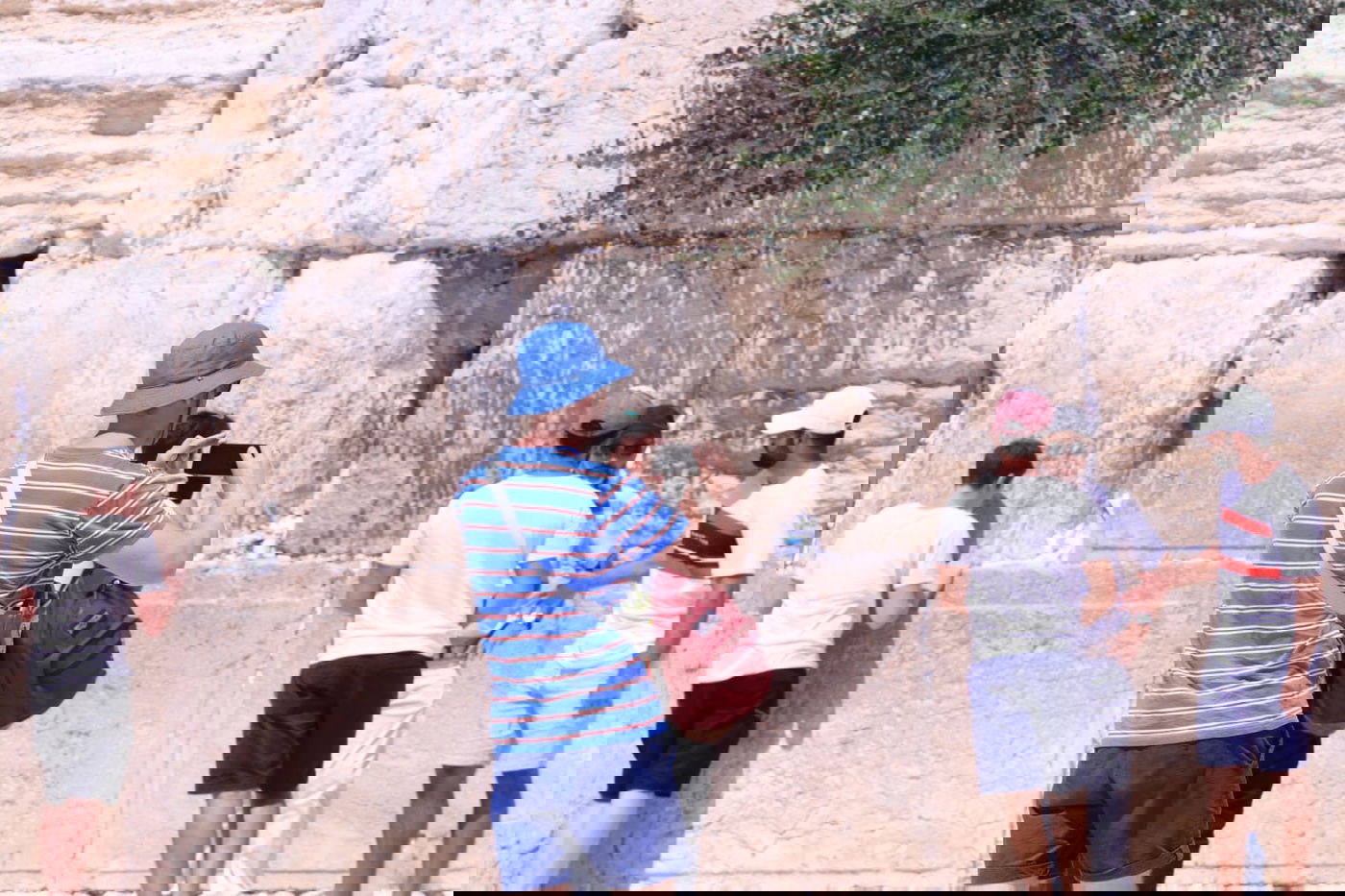 לתעד את המתעדים: התיירים שמצטלמים בכותל • צפו