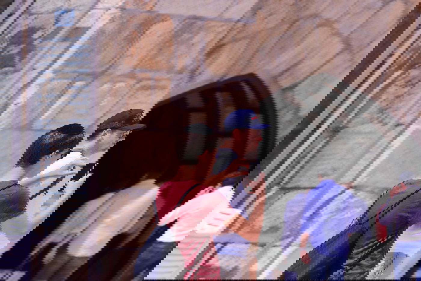 לתעד את המתעדים: התיירים שמצטלמים בכותל • צפו