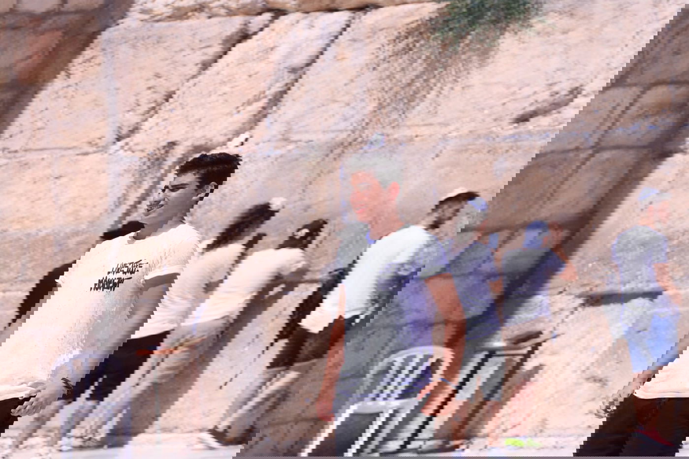 לתעד את המתעדים: התיירים שמצטלמים בכותל • צפו