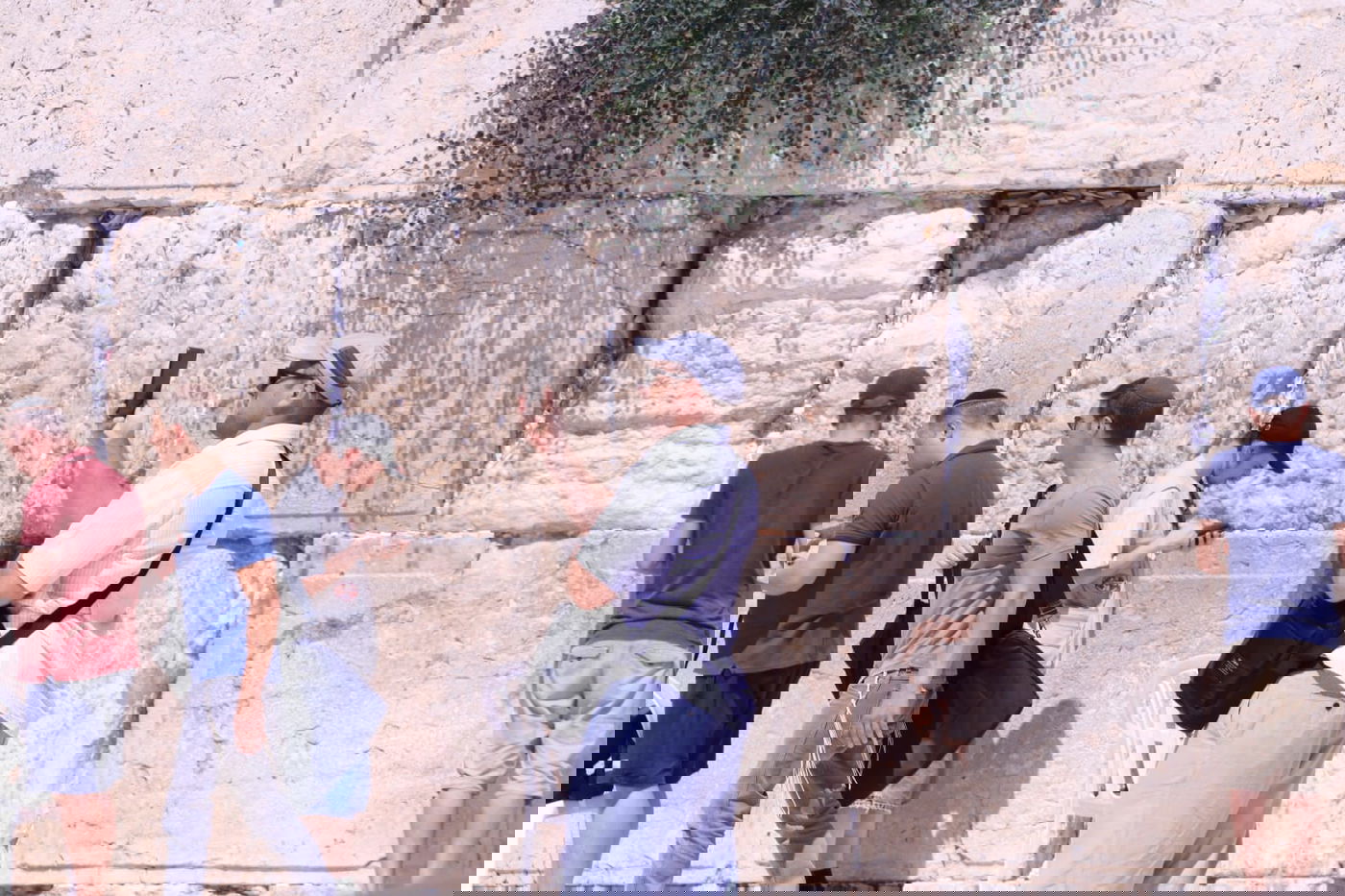 לתעד את המתעדים: התיירים שמצטלמים בכותל • צפו