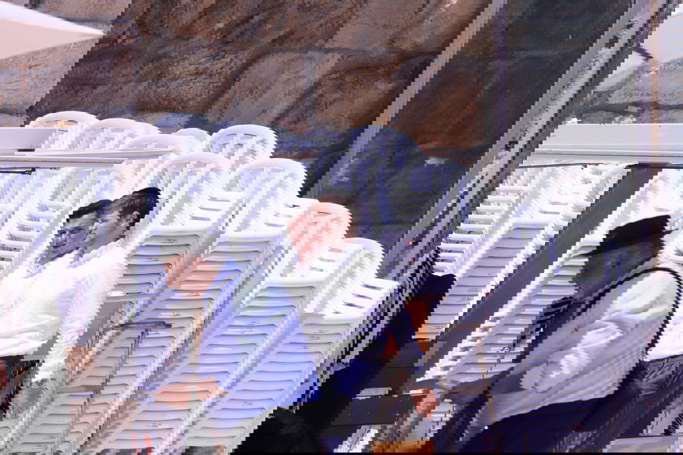 לתעד את המתעדים: התיירים שמצטלמים בכותל • צפו