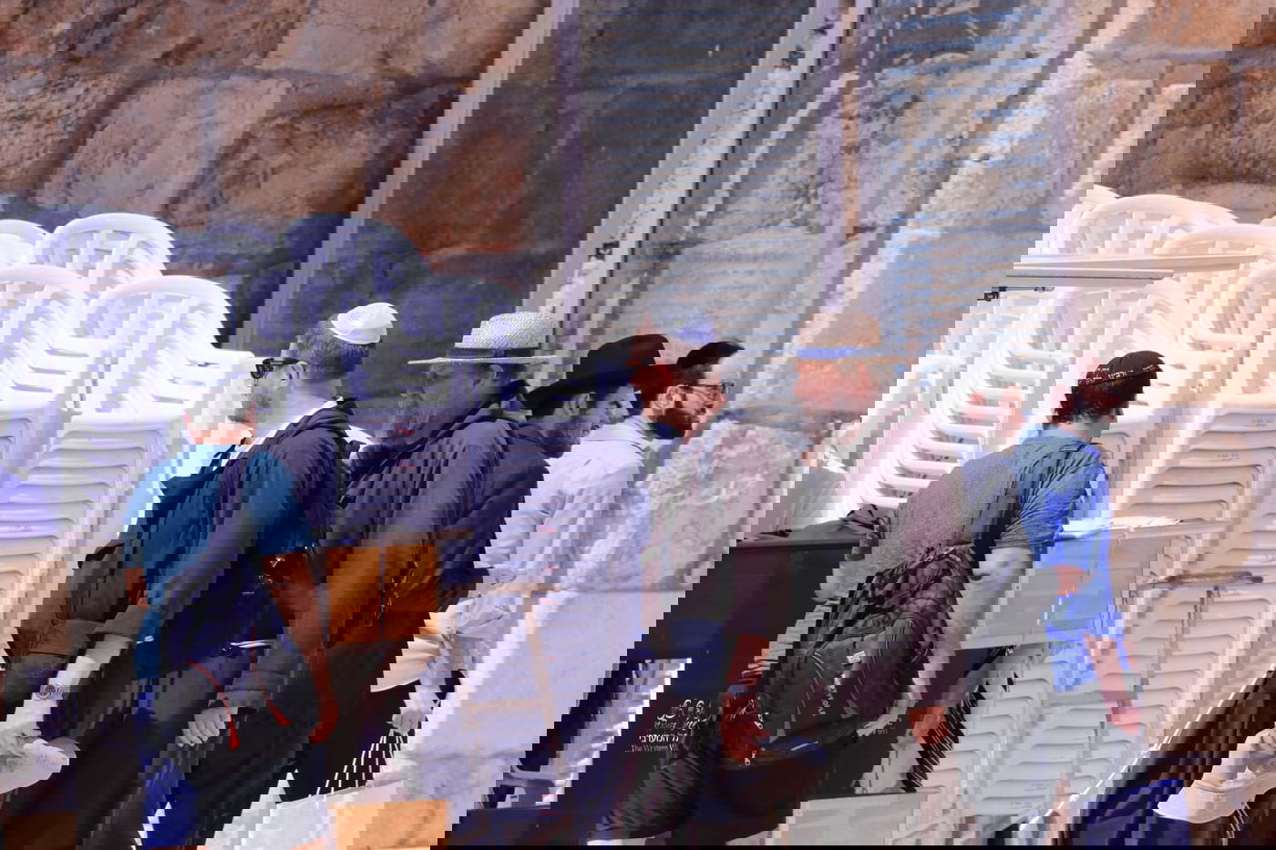 לתעד את המתעדים: התיירים שמצטלמים בכותל • צפו