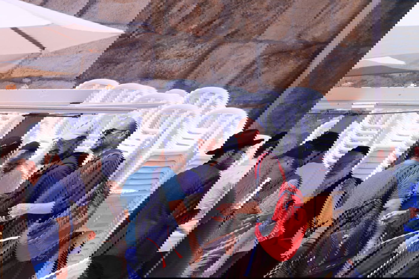 לתעד את המתעדים: התיירים שמצטלמים בכותל • צפו