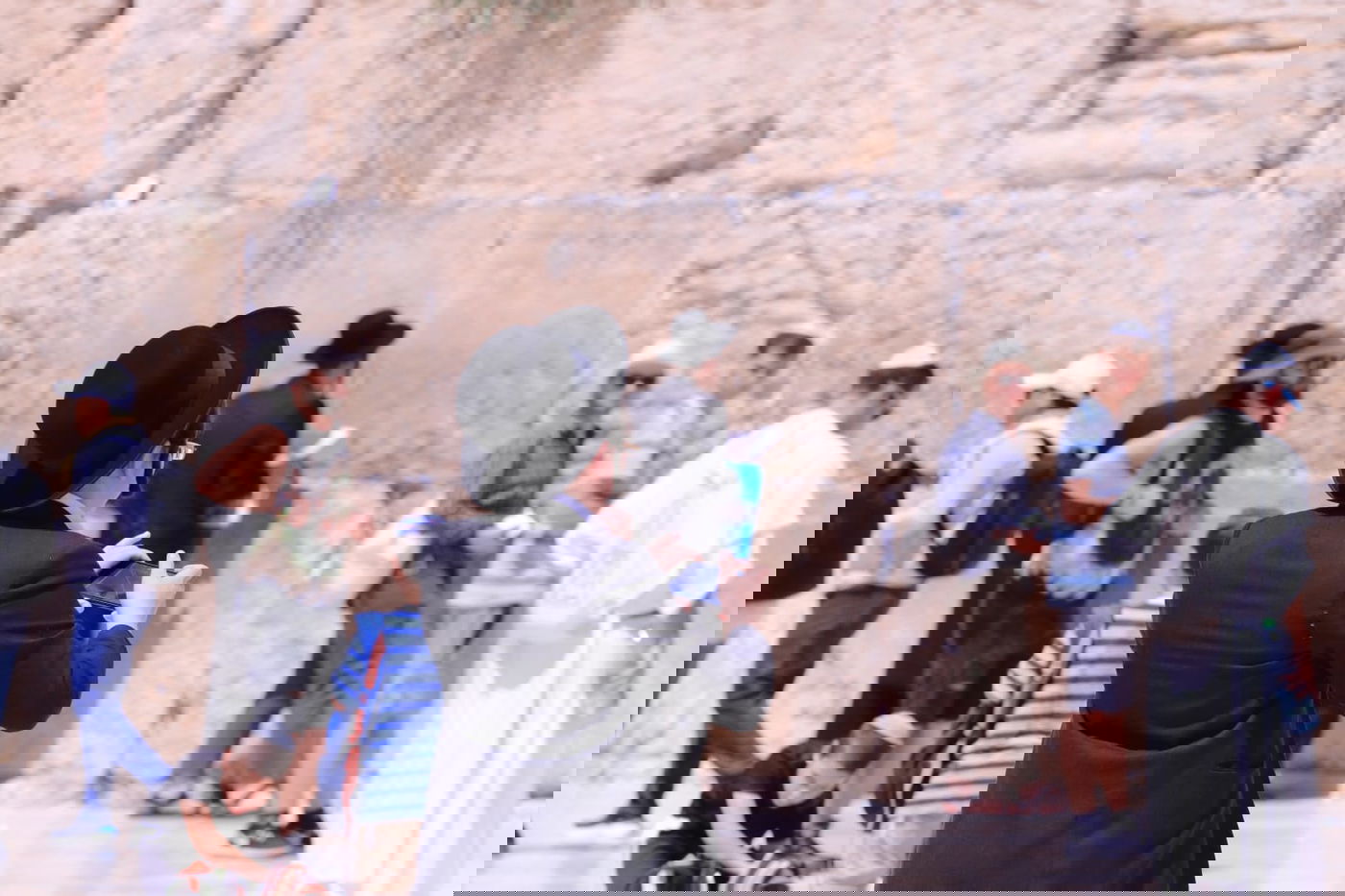 לתעד את המתעדים: התיירים שמצטלמים בכותל • צפו