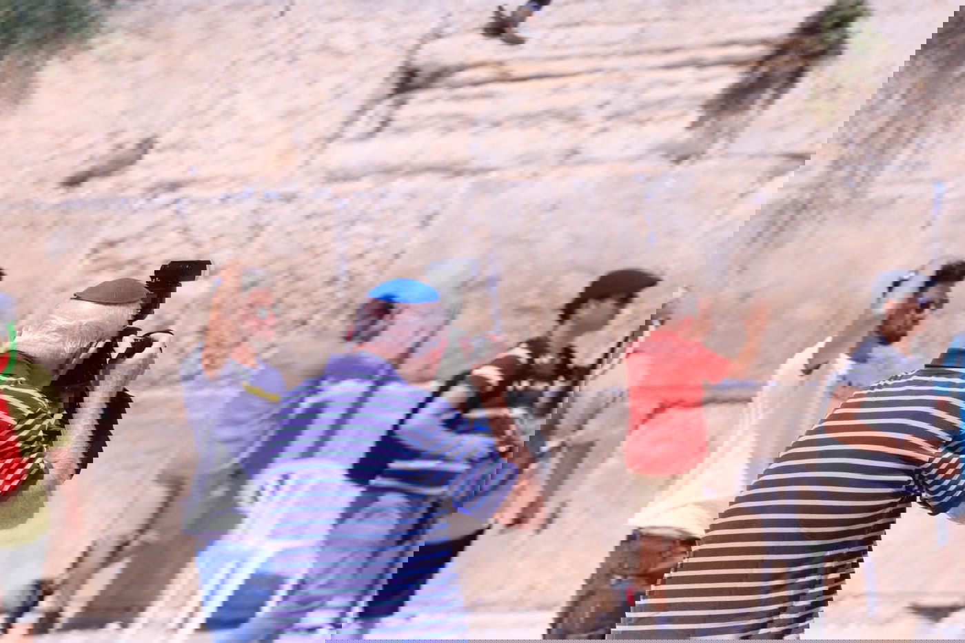 לתעד את המתעדים: התיירים שמצטלמים בכותל • צפו