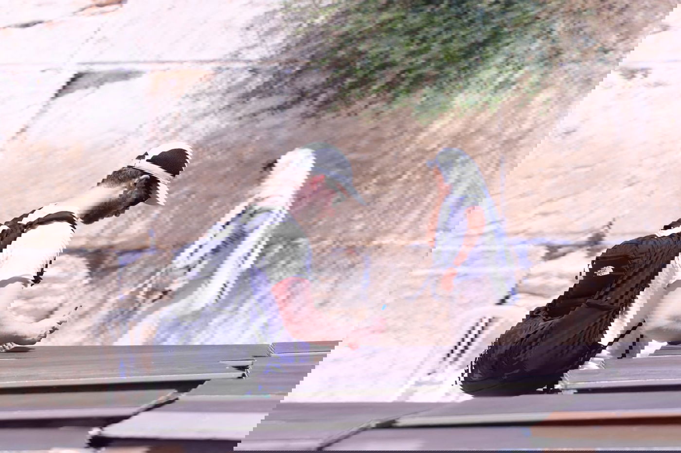 לתעד את המתעדים: התיירים שמצטלמים בכותל • צפו