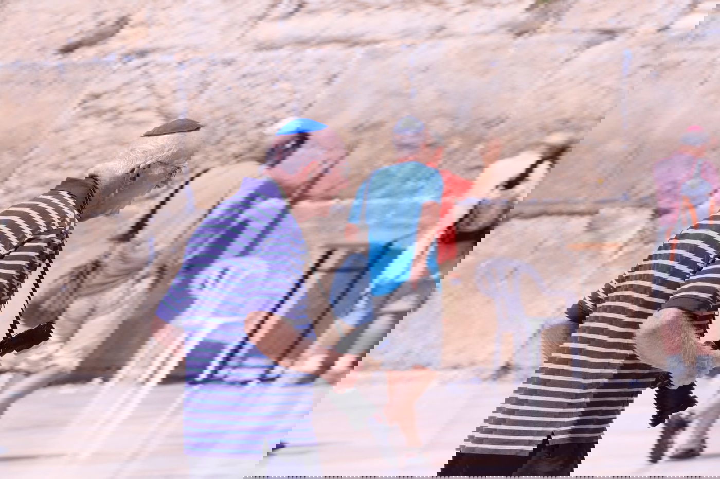 לתעד את המתעדים: התיירים שמצטלמים בכותל • צפו