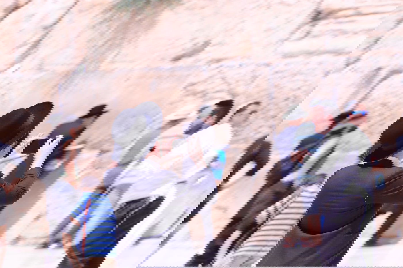 לתעד את המתעדים: התיירים שמצטלמים בכותל • צפו