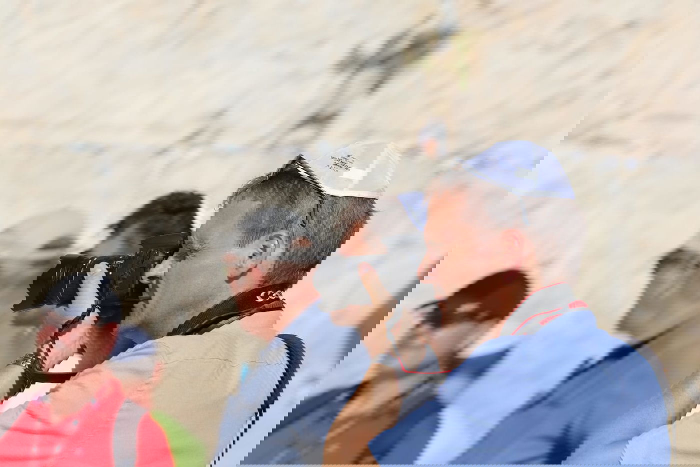 לתעד את המתעדים: התיירים שמצטלמים בכותל • צפו