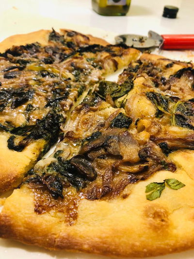 פיצה לבנה עם פטריות, מנגולד ובצל